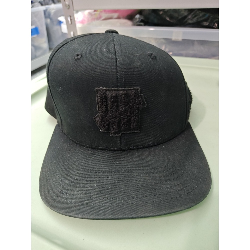 Undefeated Men's Adjustable Black Hat embroidered Logo OSFM Structured‎ - Picture 2 of 9